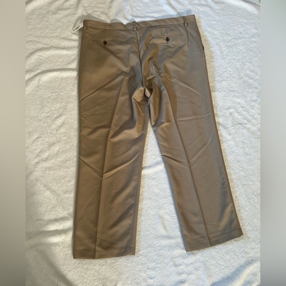 Men's Classic-Fit Wrinkle-Resistant Pleated Chino Pant size 42w x 29L - Picture 4 of 9